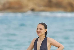 Натали Портман продемонстрировала свою фигуру во всей красе, беззаботно проводя время на пляже Сен-Барта в первый день Нового года