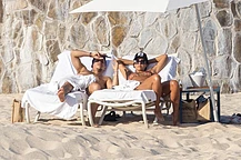 Джессика Альба целовалась с Дэнни Рамиресом во время отдыха в Мексике, поскольку их роман продолжает набирать обороты