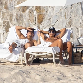 Джессика Альба целовалась с Дэнни Рамиресом во время отдыха в Мексике, поскольку их роман продолжает набирать обороты