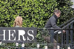 Дженнифер Энистон выразила поддержку своему бойфренду-гипнотизеру Джиму Кертису, появившись на его книжном мероприятии в минувшие выходные