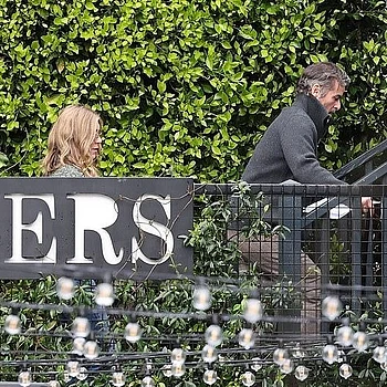 Дженнифер Энистон выразила поддержку своему бойфренду-гипнотизеру Джиму Кертису, появившись на его книжном мероприятии в минувшие выходные