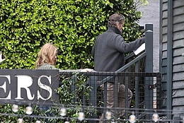 Дженнифер Энистон с гордостью посетила презентацию книги своего бойфренда Джима Кёртиса