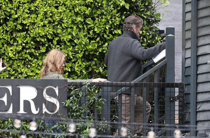 Дженнифер Энистон с гордостью посетила презентацию книги своего бойфренда Джима Кёртиса