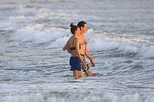 Хью Джекман и Саттон Фостер нежно обнимались, купаясь на закате в океане