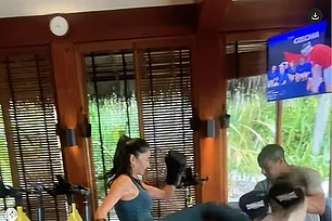 Николь Шерзингер произвела фурор в выходные, поделившись серией пикантных фотографий в бикини во время своего солнечного отпуска на Мальдивах с женихом Томом Эвансом