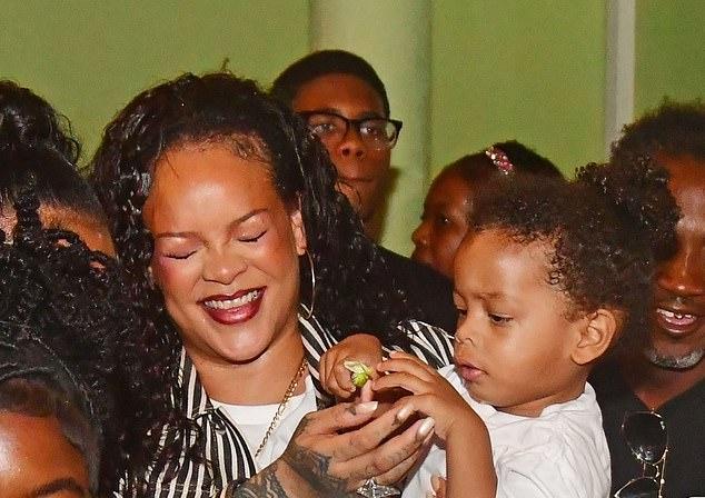 Рианна с детьми проводит праздничные каникулы дома на Барбадосе