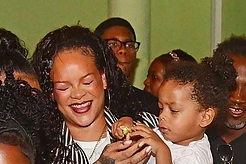 Рианна с детьми проводит праздничные каникулы дома на Барбадосе