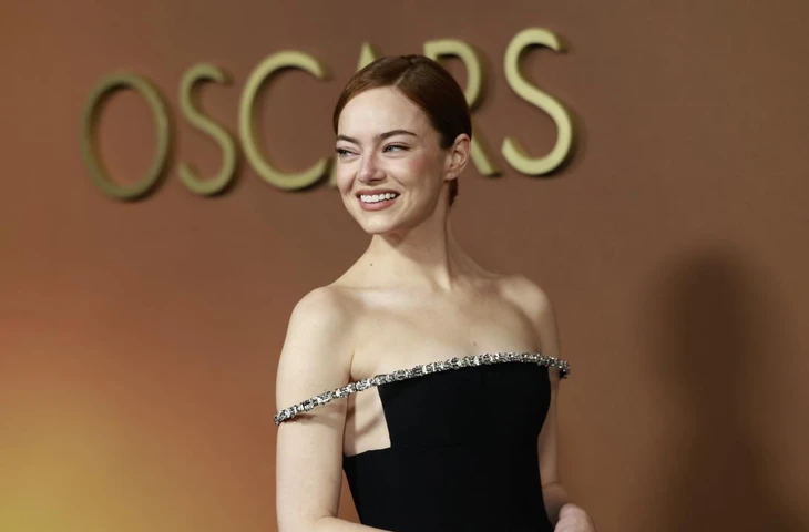 Эмма Стоун отважилась на лютый холод, чтобы мельком увидеть приговор Джен Шах за мошенничество