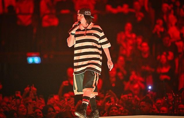 Образы оверсайз, казалось, остались в прошлом, когда в среду Билли Айлиш выбрала более традиционно женственный стиль