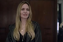 Анджелина Джоли предстает в образе американского режиссера, у которой диагностирован рак молочной железы, в трейлере к ее новому душераздирающему франкоязычному фильму «Кутюр»