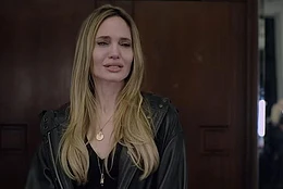 Анджелина Джоли предстает в образе американского режиссера, у которой диагностирован рак молочной железы, в трейлере к ее новому душераздирающему франкоязычному фильму «Кутюр»