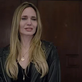 Анджелина Джоли предстает в образе американского режиссера, у которой диагностирован рак молочной железы, в трейлере к ее новому душераздирающему франкоязычному фильму «Кутюр»