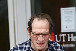 Томми Ли Джонс замечен на публике с женой впервые после трагической смерти дочери Виктории