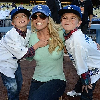 Младший сын Бритни Спирс Джейден Федерлайн замечен на прогулке в Лос-Анджелесе