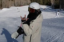 Льюис Хэмилтон уплетал огромную стопку блинчиков, отмечая свой 41-й день рождения в роскошной лыжной поездке с друзьями