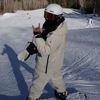 Льюис Хэмилтон уплетал огромную стопку блинчиков, отмечая свой 41-й день рождения в роскошной лыжной поездке с друзьями