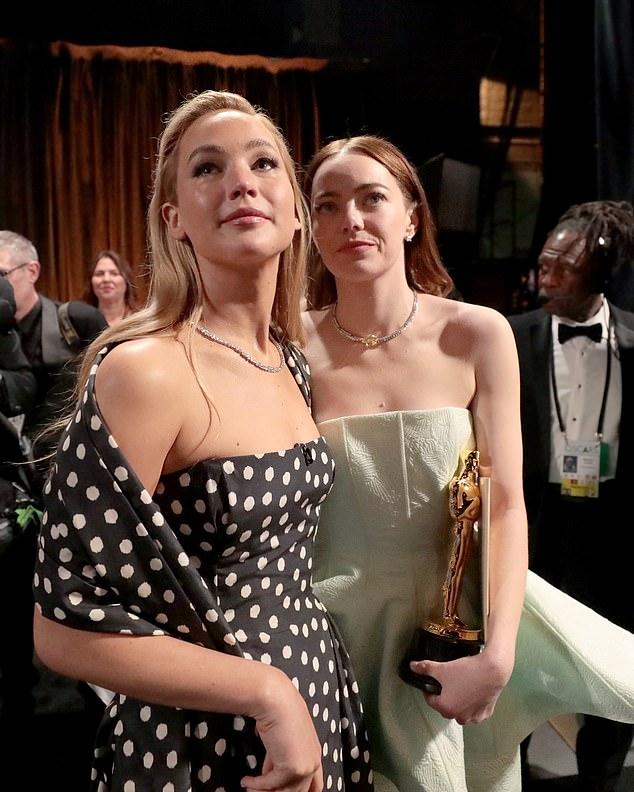 Дженнифер Лоуренс вышла в свет в экстравагантном наряде во время прогулки по Нью-Йорку в четверг, рассказав о неловком обмене сообщениями, который у неё недавно состоялся с её знаменитой подругой-актрисой