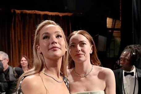 Дженнифер Лоуренс вышла в свет в экстравагантном наряде во время прогулки по Нью-Йорку в четверг, рассказав о неловком обмене сообщениями, который у неё недавно состоялся с её знаменитой подругой-актрисой