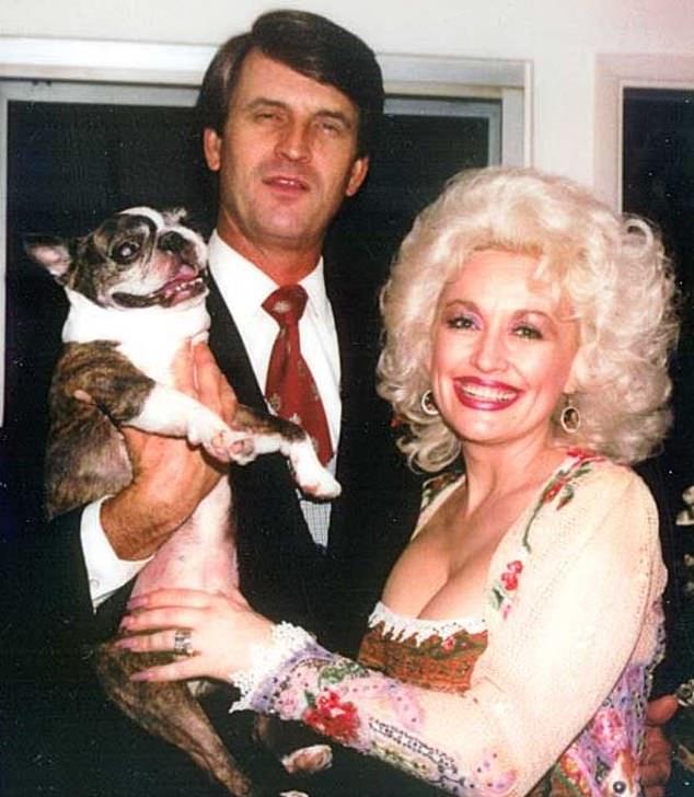 Долли Партон вновь встревожила фанатов, пропустив концерт Grand Ole Opry, хотя Daily Mail выяснила, что она и не собиралась на него приходить