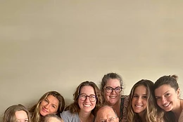 Семья Жизель Бюндхен обеспокоена её решением выйти замуж за отца её сына и инструктора по джиу-джитсу Жоакима Валенте, опасаясь, что она не подошла к этому союзу с достаточно надёжной стратегией защиты