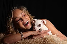 Шэрон Стоун с радостью представила своего нового приемного щенка Пиппена, появившись в элегантном образе на церемонии Astra Film Awards в Лос-Анджелесе в пятницу