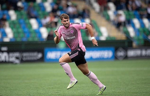 Том Клэр не мог сдержать улыбки, празднуя победу своей футбольной команды «Маклсфилд» над обладателями Кубка Англии — клубом «Кристал Пэлас»