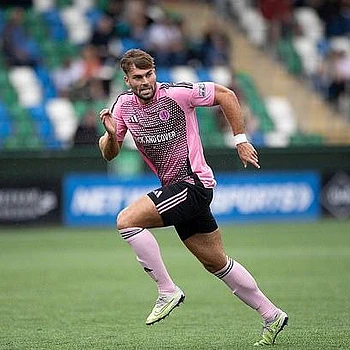 Том Клэр не мог сдержать улыбки, празднуя победу своей футбольной команды «Маклсфилд» над обладателями Кубка Англии — клубом «Кристал Пэлас»