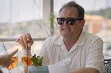 Алан Карр откровенно рассказал о разводе, признавшись, что в прошлом им пренебрегали и теперь он ‘никому не доверяет’, во время беседы с подругой Амандой Холден на их шоу BBC «Греческая работа Аманды и Алана»