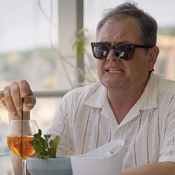 Алан Карр откровенно рассказал о разводе, признавшись, что в прошлом им пренебрегали и теперь он ‘никому не доверяет’, во время беседы с подругой Амандой Холден на их шоу BBC «Греческая работа Аманды и Алана»