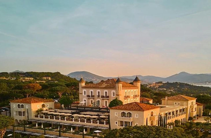 Чёрная комедия о крахе роскошной жизни привилегированных особ в райских уголках по всему миру