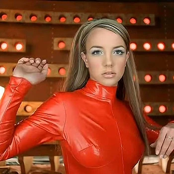 Кайли Дженнер представила новую рекламу своего последнего аромата COSMIC INTENSE, и её наряд словно цитирует образ Бритни Спирс