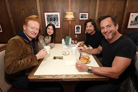 Конан О’Брайен замечен после декабрьской праздничной вечеринки, которую посетили режиссер Роб Райнер и его сын Ник