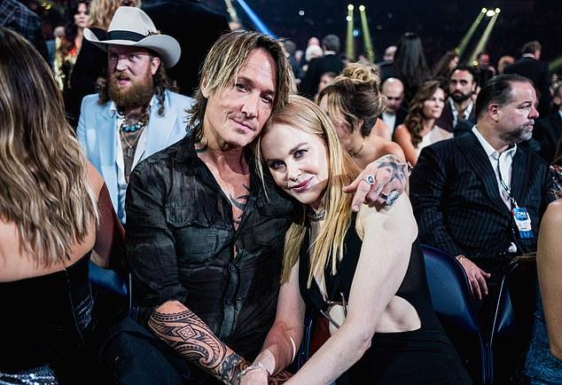 Друзья Кита Урбана обеспокоены им на фоне его развода с Николь Кидман, согласно новым данным