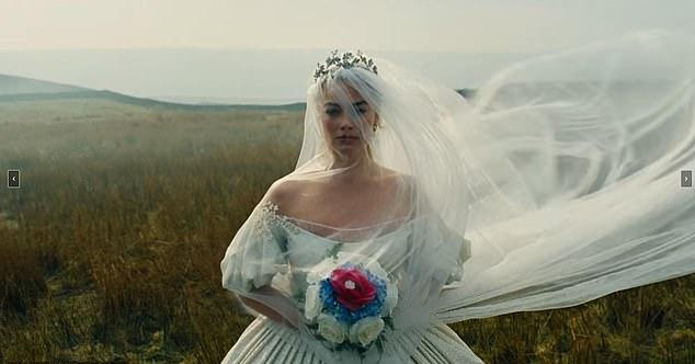 Художник по костюмам «Грозового перевала» Жаклин Дюрран дала отпор фанатам, раскритиковавшим «ужасные» наряды Марго Робби в предстоящем фильме