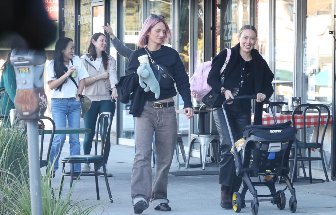 Хилари Дафф, похоже, игнорирует скандал в своём кругу матерей