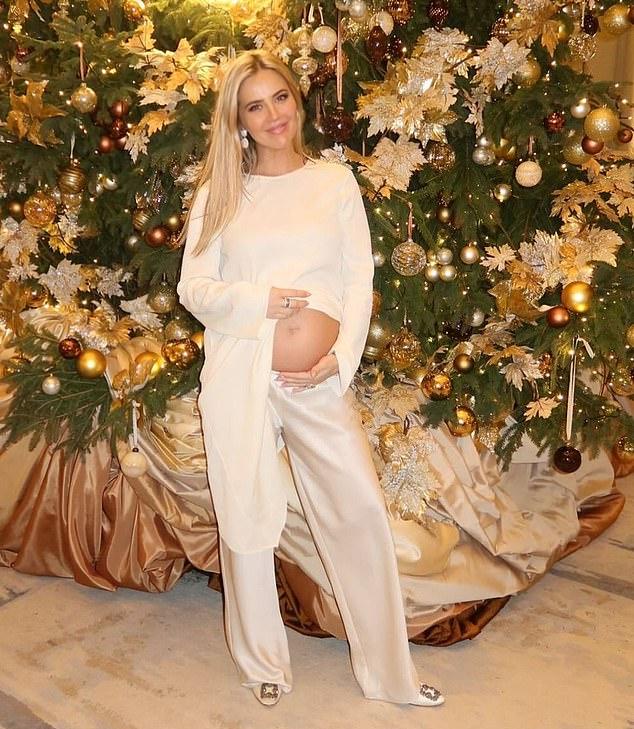 Табита Уиллетт вызвала дебаты, раскритиковав «мужчин в общественном транспорте, уткнувшихся в свои телефоны», за то, что они не уступили ей место в поезде, несмотря на значок «ребенок на борту»