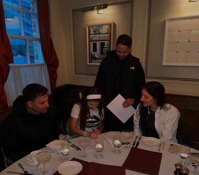 Райан Томас назвал день подписания его дочерью Скарлетт контракта с звукозаписывающей компанией одним из лучших в своей жизни