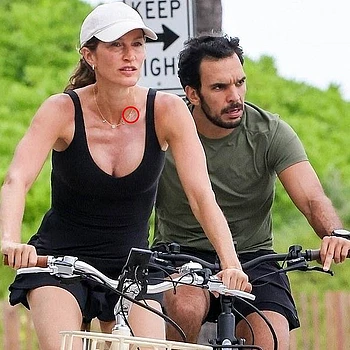 Жизель Бюндхен неоднократно носила кулон, который, возможно, содержит намек на имя ее сына от нового мужа, инструктора по джиу-джитсу Жоакима Валенте