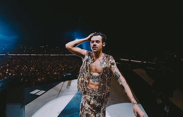 Фанаты Гарри Стайлса в восторге от огромного намека на его возвращение после появления загадочных постеров по всему миру