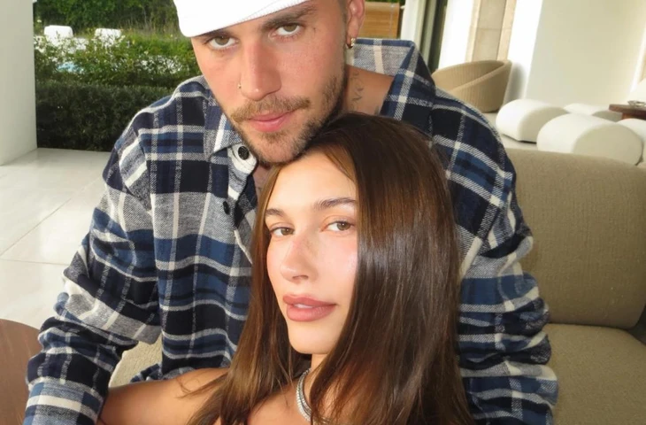 Джастин и Хейли Бибер наняли юристов против тиктокерши, заявившей об их «насильственном браке», вызванном предполагаемой «наркотической зависимостью» певца