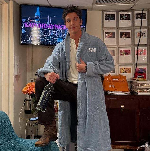 Дакота Джонсон продемонстрировала подтянутый пресс, покидая спортзал после интенсивной тренировки в Tracy Anderson Method Gym в Студио-Сити, Лос-Анджелес, в четверг