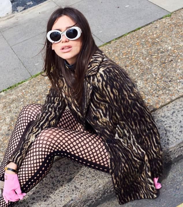 Дуа Липа устроила эффектную фотосессию в сетчатых колготках и чокерах, поделившись в пятницу архивными снимками 2016 года в Instagram