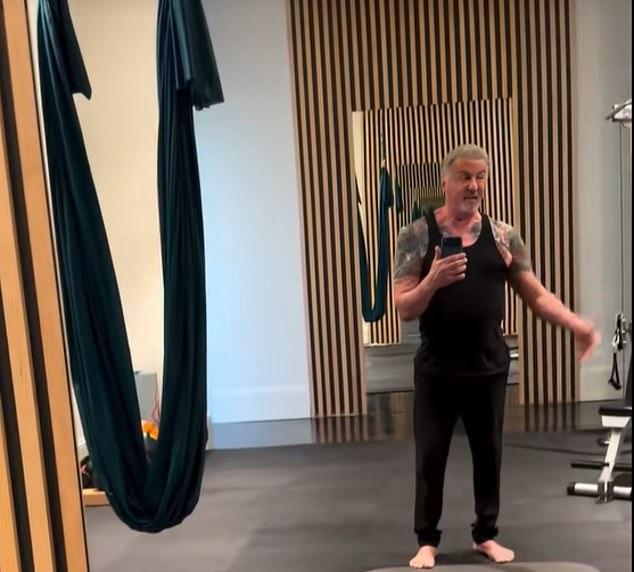 Сильвестр Сталлоне продемонстрировал свои татуированные бицепсы на редких кадрах из спортзала своего особняка в Палм-Бич, Флорида, стоимостью 35,3 миллиона долларов, в воскресенье