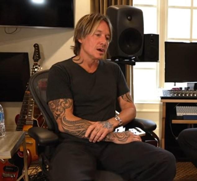 Кантри-певица Карли Скотт Коллинз публично опровергла слухи о совместном проживании с недавно разведенным наставником Китом Урбаном