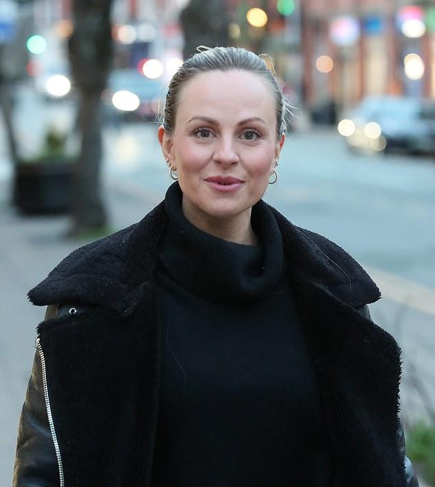 Тина О’Брайен продемонстрировала свой очень моложавый вид, отправившись во вторник по магазинам в Элдерли-Эдж, графство Чешир