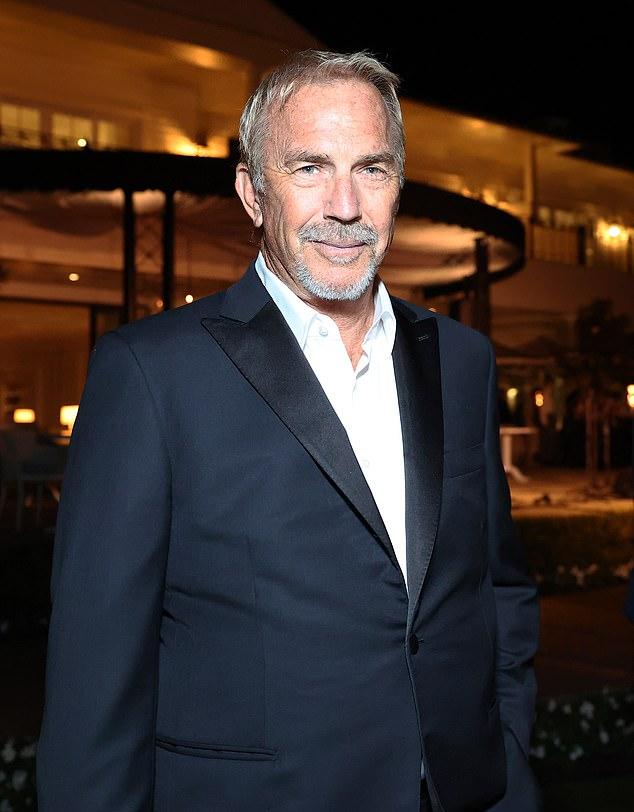 С августа 2024 года, после окончательного оформления развода с Кристин Баумгартнер, Кевин Костнер встречается с Келли Нунан Горс