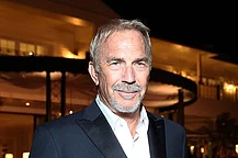 С августа 2024 года, после окончательного оформления развода с Кристин Баумгартнер, Кевин Костнер встречается с Келли Нунан Горс