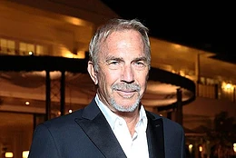 С августа 2024 года, после окончательного оформления развода с Кристин Баумгартнер, Кевин Костнер встречается с Келли Нунан Горс