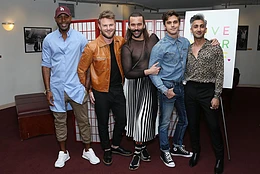 Бывший участник «Queer Eye» Бобби Берк озорно намекнул, что избегает конфликта своего бывшего коллеги Карамо Брауна с другими участниками шоу