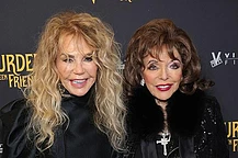 Дама Джоан Коллинз и бывшая жена Кэри Гранта Дайан Кэннон на премьере фильма «Убийство между друзьями»